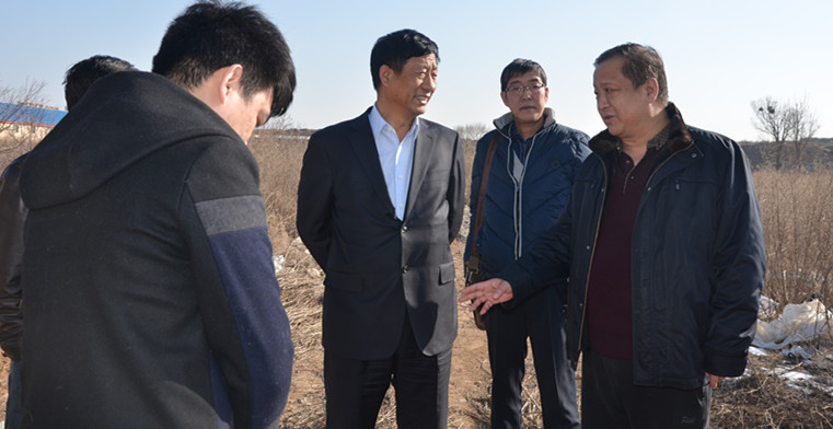 實(shí)地察看車站北街的斷頭路。.jpg
